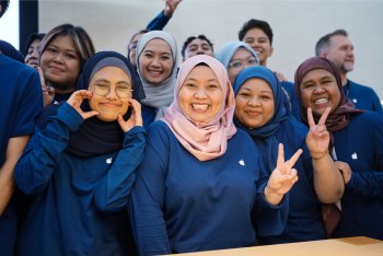 Členové týmu Apple The Exchange TRX si pořizují skupinovou fotografii.