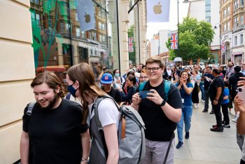 Stovky lidí čekalo ve frontě na otevření Apple Brompton Road