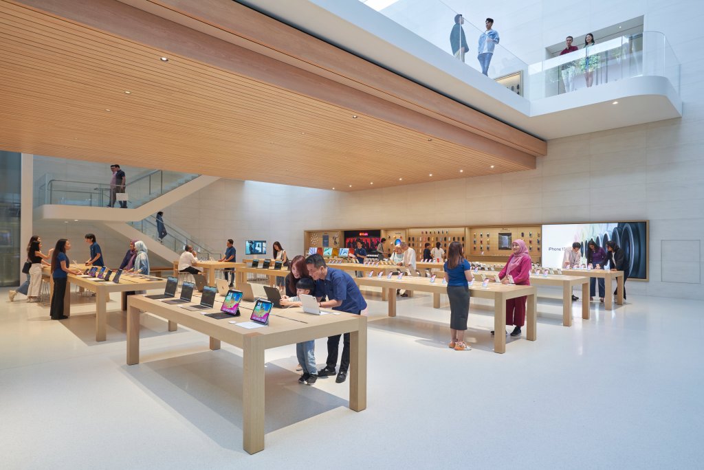 Na burze Apple The Exchange TRX si zákazníci mohou prohlédnout všechny produkty Apple, od nejnovějších modelů iPadu až po řadu iPhone 15.