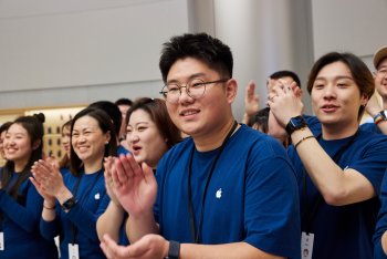 Členové týmu Apple oslavují slavnostní otevření Apple Jing'an.