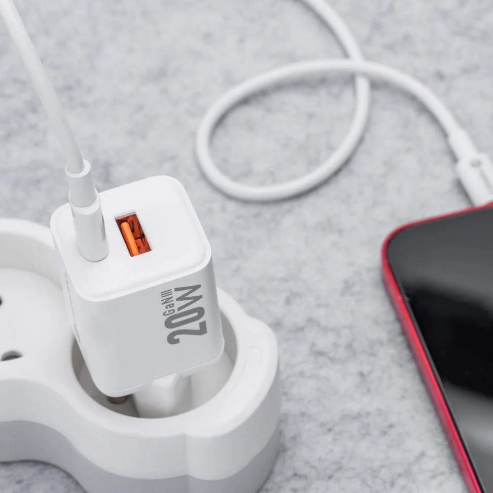Jak vybrat 20W USB-C nab&iacute;ječku pro iPhone: co znamen&aacute; Power Delivery, jak&yacute; kabel potřebujete pro Lightning vs. USB-C, kdy se hod&iacute; GaN a kdy raději zvolit v&iacute;ce portů nebo vy&scaron;&scaron;&iacute; v&yacute;kon.