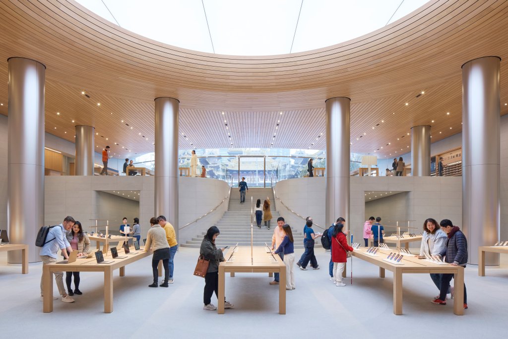 Z&aacute;kazn&iacute;ci si mohou prohl&eacute;dnout okoln&iacute; uličky a v&yacute;stavn&iacute; stoly s nejnověj&scaron;&iacute; řadou iPhonů 15 a nov&yacute;mi 13- a 15palcov&yacute;mi MacBooky Air s v&yacute;konn&yacute;m čipem M3.