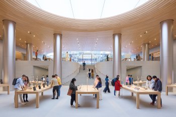 Zákazníci si mohou prohlédnout okolní uličky a výstavní stoly s nejnovější řadou iPhonů 15 a novými 13- a 15palcovými MacBooky Air s výkonným čipem M3.