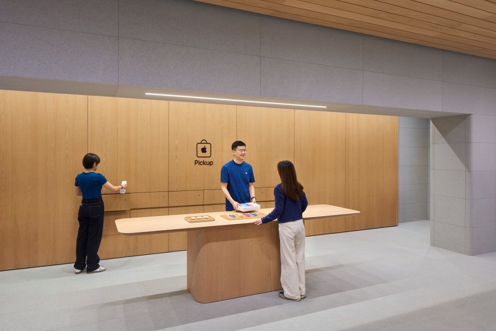 Apple Jing'an nab&iacute;z&iacute; speci&aacute;ln&iacute; stanici Apple Pickup, kter&aacute; z&aacute;kazn&iacute;kům je&scaron;tě v&iacute;ce usnadňuje objedn&aacute;v&aacute;n&iacute; online a vyzved&aacute;v&aacute;n&iacute; zař&iacute;zen&iacute; v obchodě.
