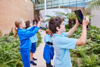 Pomocí skeneru LiDAR na iPadu Pro mohou účastníci sledovat, jak jejich umělecká díla rozkvétají do velkolepých 3D rostlinných struktur, které se táhnou po podlahách, stěnách a stropech kolem nich.