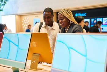 Stovky lidí čekalo ve frontě na otevření Apple Brompton Road