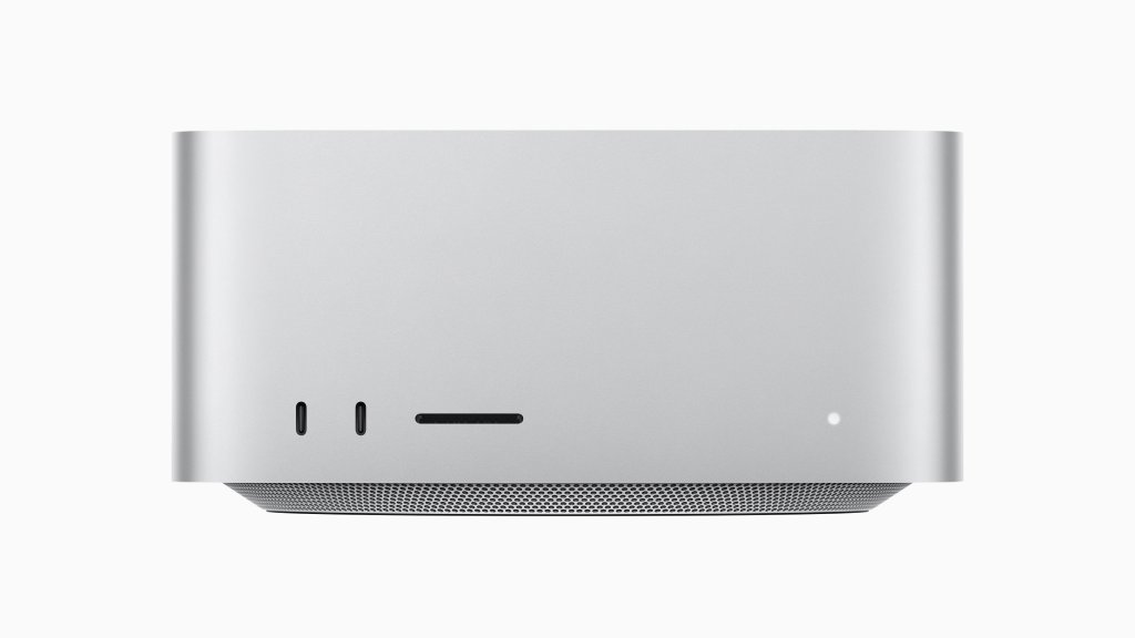 S M2 Max a novým M2 Ultra je Mac Studio výkonným zařízením v kompaktním provedení. S M2 Max a novým M2 Ultra je Mac Studio výkonným zařízením v kompaktním provedení.