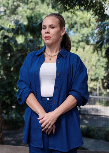 Carly Stanleyová je generální ředitelkou a zakladatelkou organizace Deadly Connections, která pracuje s dětmi a rodinami z Prvních národů postiženými australským systémem ochrany dětí a soudnictvím.