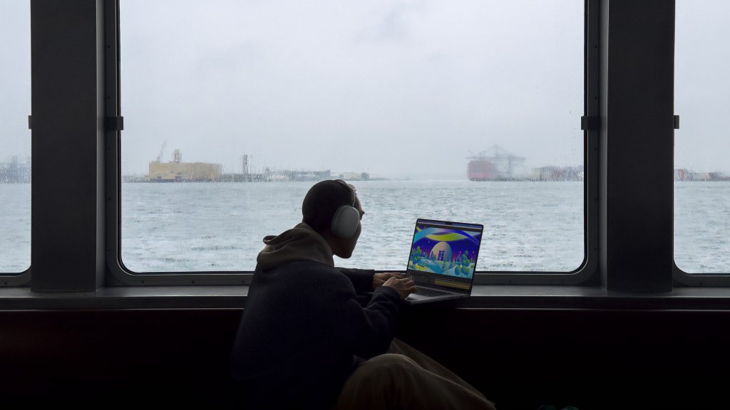 Nová řada MacBooků Pro nabízí neuvěřitelný výkon, skvělý displej Liquid Retina XDR, širokou škálu možností připojení a až 22hodinovou výdrž baterie pro dokonalou přenosnost. Nová řada MacBooků Pro nabízí neuvěřitelný výkon, skvělý displej Liquid Retina XDR, širokou škálu možností připojení a až 22hodinovou výdrž baterie pro dokonalou přenosnost.