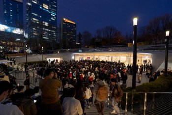 Zákazníci zaplnili náměstí před Apple Jing'an, aby oslavili otevření nového obchodu v Šanghaji.
