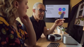 Vývojáři mají přístup k řadě zdrojů, které jim pomáhají navrhovat, vyvíjet a testovat aplikace pro Apple Vision Pro.