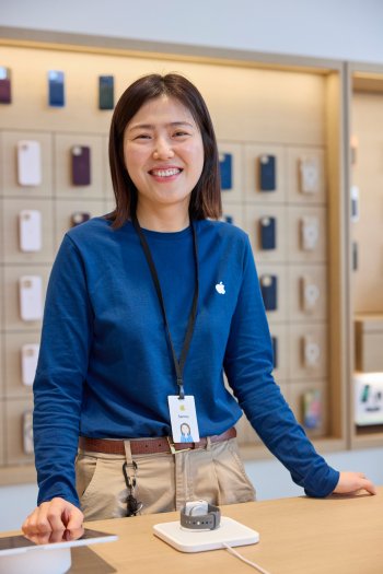 Zleva doprava: (1) Apple Hongdae má téměř 100 členů odborného prodejního týmu, kteří jsou připraveni pomoci zákazníkům prozkoumat a vyzkoušet si nejnovější produkty Apple. (2) Zákazník testuje řadu AirPods Max.