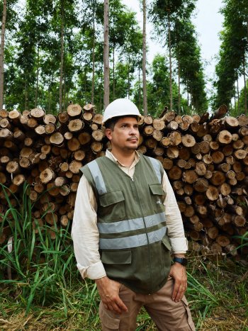 Zleva doprava: (1) Alvaro Ramirez je vedoucím lesním inženýrem a technickým ředitelem společnosti Forestal Apepu, který je zodpovědný za veškeré pozemní operace na místě. (2) Lesní inženýrka Belén Osario pracuje s Ramirezem a je zodpovědná za údržbu 