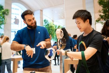 Stovky lidí čekalo ve frontě na otevření Apple Brompton Road