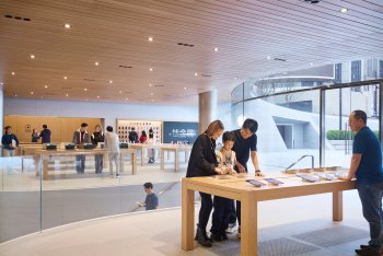 Nový obchod odráží dlouhodobý závazek společnosti Apple k ochraně životního prostředí a je vybaven kamennou zdí Padang Light, která pochází z udržitelných a místních zdrojů v Číně.