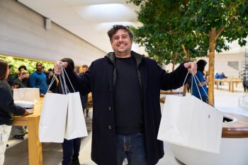 Zákazník se chlubí svým nákupem při představení Apple Vision Pro na Apple Fifth Avenue.
