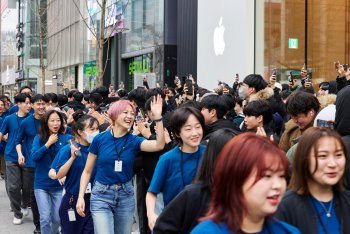 Zákazníci stojí frontu před sedmým obchodem Apple Hongdae v Jižní Koreji.