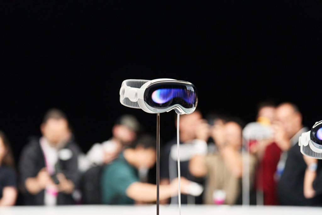Apple Vision Pro je revoluční prostorový počítač Apple, který plynule propojuje digitální obsah s fyzickým světem a zároveň umožňuje uživatelům zůstat v přítomnosti a ve spojení s ostatními. Apple Vision Pro je revoluční prostorový počítač Apple, který plynule propojuje digitální obsah s fyzickým světem a zároveň umožňuje uživatelům zůstat v přítomnosti a ve spojení s ostatními.