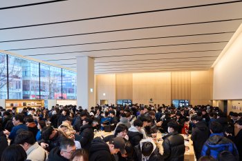 Apple Hongdae se nachází v centru rušné univerzitní čtvrti v Soulu a nabízí studentům, jejich rodinám a místní komunitě zajímavé místo, kde mohou objevovat a nakupovat neuvěřitelnou řadu produktů a služeb Apple.
