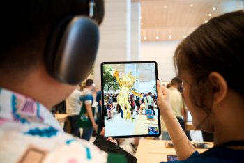 Stovky lidí čekalo ve frontě na otevření Apple Brompton Road