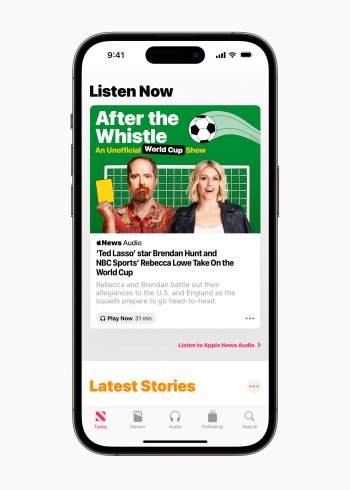 Apple News uvádí podcast After the Whistle s B. Huntem a R. Loweovou