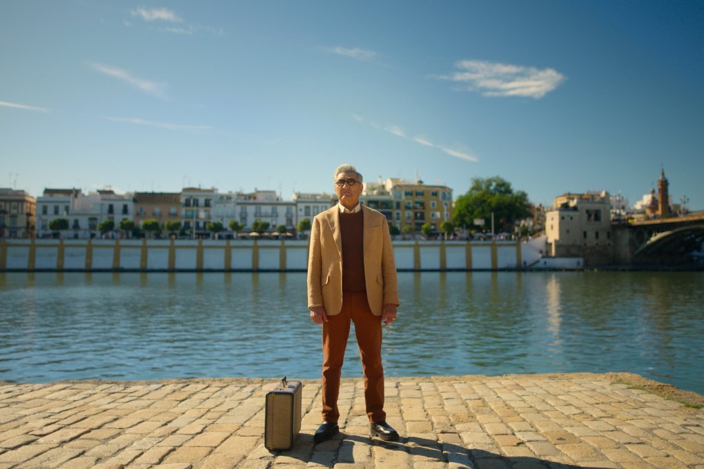 Seri&aacute;l The Reluctant Traveler With Eugene Levy je prvn&iacute;m původn&iacute;m dokument&aacute;rn&iacute;m seri&aacute;lem Apple, kter&yacute; byl oceněn nominac&iacute; v kategorii Nejlep&scaron;&iacute; hostovan&yacute; nefiktivn&iacute; seri&aacute;l nebo speci&aacute;l.