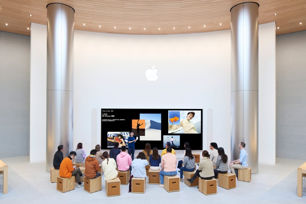 Apple Jing'an nab&iacute;dne tak&eacute; speci&aacute;ln&iacute; &scaron;estit&yacute;denn&iacute; program Today at Apple, kter&yacute; vzd&aacute;v&aacute; hold m&iacute;stn&iacute; komunitě a jej&iacute;m tvůrcům.