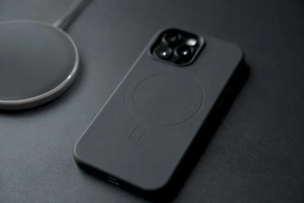 Chytrý telefon s pouzdrem, které umožňuje bezdrátové nabíjení pomocí magnetu