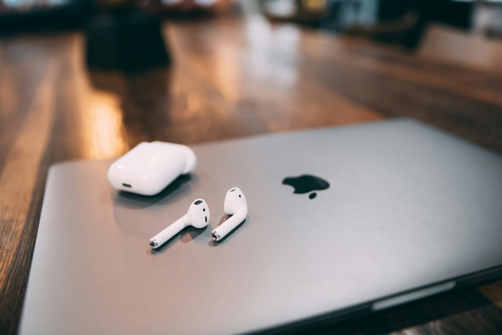 AirPods položené na MacBooku – bezdrátová sluchátka Apple pro snadné připojení k vašim Apple zařízením. Perfektní pro poslech hudby a vyřizování hovorů. AirPods položené na MacBooku – bezdrátová sluchátka Apple pro snadné připojení k vašim Apple zařízením. Perfektní pro poslech hudby a vyřizování hovorů.