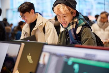 Právě včas před návratem do školy mohou studenti a rodiny ušetřit na Macu nebo iPadu díky cenám Apple Education Pricing, které jsou k dispozici výhradně v maloobchodních prodejnách Apple.