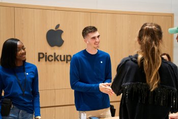 Stovky lidí čekalo ve frontě na otevření Apple Brompton Road