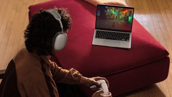 Hry jsou na MacBooku Air s M3 ještě lepší a přinášejí neuvěřitelný výkon, úchvatnou grafiku a funkce jako Herní režim v macOS Sonoma.