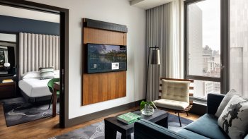 Hosté ubytovaní ve vybraných zařízeních z IHG Hotels & Resorts mohou používat AirPlay ke streamování svých oblíbených pořadů a filmů, poslechu osobních seznamů skladeb, prohlížení fotografií z dovolené a dalším.
