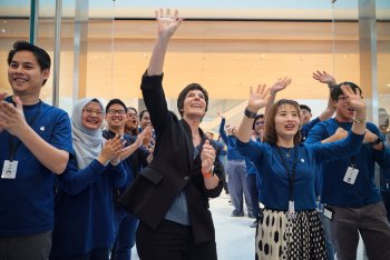 Deirdre O'Brienová a členové týmu Apple oslavují otevření Apple The Exchange TRX.