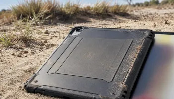 iPad v odolném pouzdře položený na kamenném povrchu venku