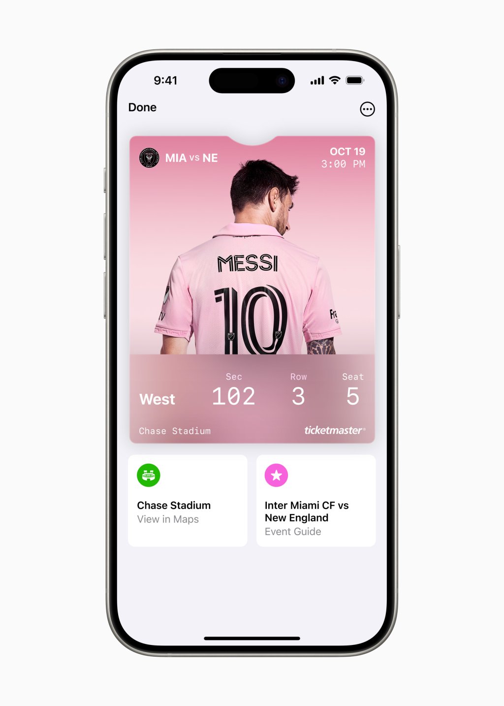 Vstupenky v Apple Wallet přin&aacute;&scaron;ej&iacute; fanou&scaron;kům bohat&scaron;&iacute; z&aacute;žitky včetně podrobnost&iacute; o stadionu, doporučen&yacute;ch playlistů Apple Music a dal&scaron;&iacute;ch informac&iacute;.