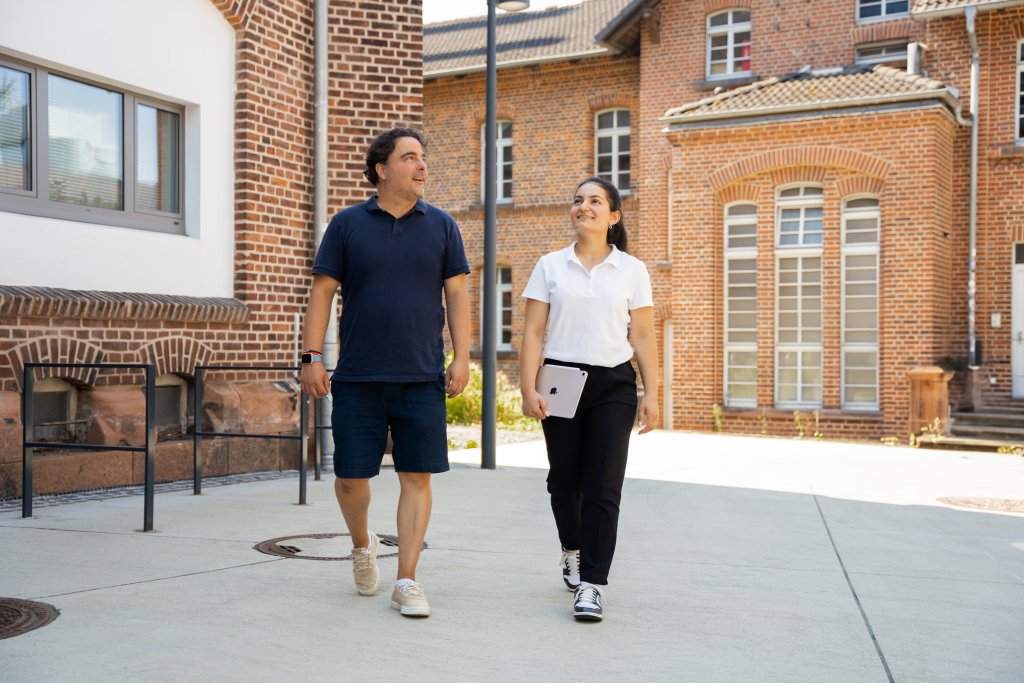 CodeDoor, založen&yacute; Karanem Dehghanim (vlevo), je jedn&iacute;m z nověj&scaron;&iacute;ch partnerů Applu v oblasti vzděl&aacute;vac&iacute;ch grantů, poskytuj&iacute;c&iacute; v&yacute;uku programov&aacute;n&iacute; a př&iacute;pravu na pracovn&iacute; trh pro migranty po cel&eacute;m Německu.