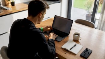Pouzdra a kryty Spigen pro iPhone: průvodce 2026