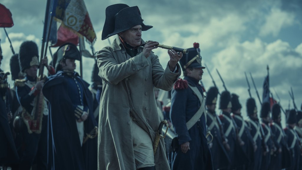 Výpravný film Ridleyho Scotta Napoleon byl nominován za nejlepší kostýmy, nejlepší výpravu a nejlepší vizuální efekty. Výpravný film Ridleyho Scotta Napoleon byl nominován za nejlepší kostýmy, nejlepší výpravu a nejlepší vizuální efekty.