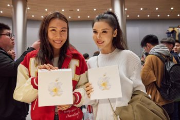 Zákazníci si vystavují speciální dárek z otevření Apple Jing'an.