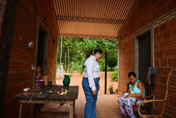 Gladys Nuñezová (uprostřed) je styčnou úřednicí pro sociální záležitosti ve Forestal Apepu. Ráda jezdí do sousedních komunit a setkává se s rodinami, aby se dozvěděla o jejich kultuře a o tom, jak jim společnost může být nápomocna.