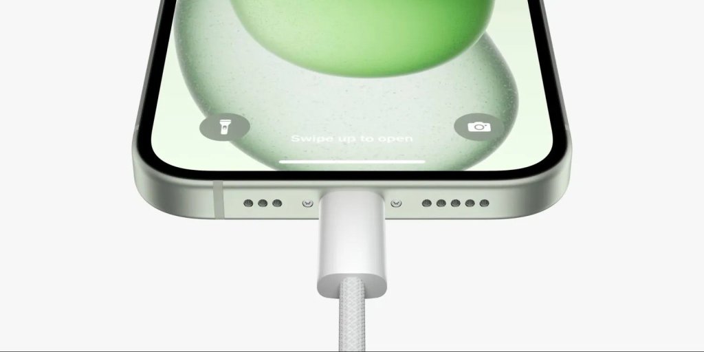 iPhone 15 s připojen&yacute;m USB-C nab&iacute;jec&iacute;m kabelem. Rychl&eacute; a efektivn&iacute; nab&iacute;jen&iacute; s USB-C konektorem nab&iacute;z&iacute; vy&scaron;&scaron;&iacute; kompatibilitu a v&yacute;kon. Objevte nov&eacute; možnosti nab&iacute;jen&iacute; u iPhone 15.