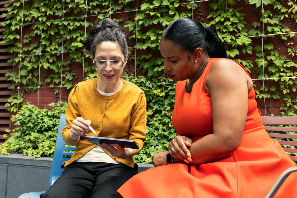 Dr. Brandy McNeil (vpravo), z&aacute;stupkyně ředitele pro pobočkov&eacute; programy a služby Newyorsk&eacute; veřejn&eacute; knihovny, uv&aacute;d&iacute;, že partnerstv&iacute; s Applem pomohlo roz&scaron;&iacute;řit programy a l&eacute;pe sloužit komunitě.