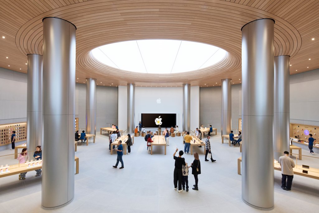 F&oacute;rum s velkou videostěnou uprostřed slouž&iacute; jako prostor pro učen&iacute; a inspiraci prostřednictv&iacute;m bezplatn&yacute;ch sezen&iacute; Today at Apple.