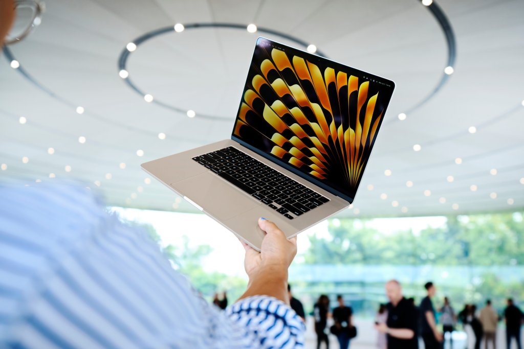 Patnáctipalcový MacBook Air je nejlepší patnáctipalcový notebook na světě, což je možné jen díky křemíku Apple. Patnáctipalcový MacBook Air je nejlepší patnáctipalcový notebook na světě, což je možné jen díky křemíku Apple.