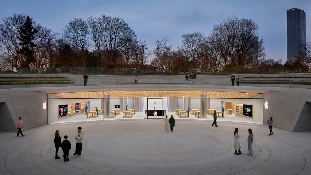 Nov&yacute; Apple Store v &Scaron;anghaji nab&iacute;z&iacute; nejlep&scaron;&iacute; sortiment produktů Apple v historii, speci&aacute;ln&iacute; seance Today at Apple, kter&eacute; oslavuj&iacute; m&iacute;stn&iacute; kulturu, a v&iacute;ce než 150členn&yacute; t&yacute;m připraven&yacute; nab&iacute;dnout z&aacute;kazn&iacute;kům vynikaj&iacute;c&iacute; služby.