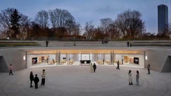 Nový Apple Store v Šanghaji nabízí nejlepší sortiment produktů Apple v historii, speciální seance Today at Apple, které oslavují místní kulturu, a více než 150členný tým připravený nabídnout zákazníkům vynikající služby.