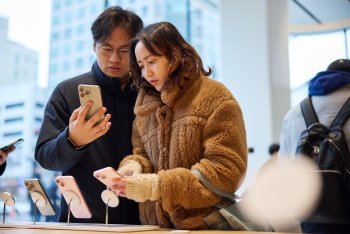 Zákazníci si prohlížejí modelovou řadu iPhone 15 v Apple Hongdae v Soulu.