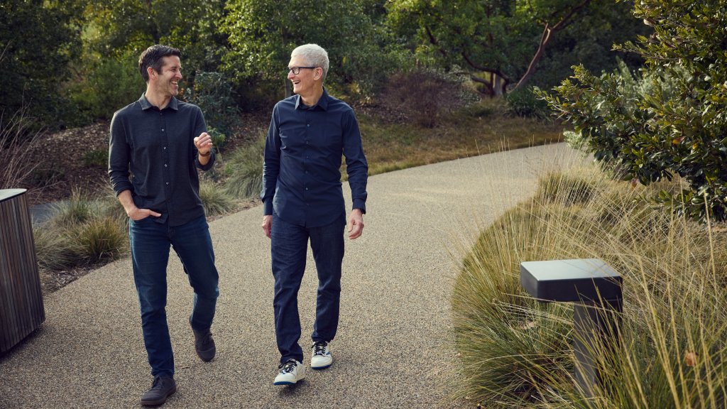 Tim Cook a John Ternus při společn&eacute; proch&aacute;zce