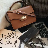 CASE Smart Pro Book kožené flipové pouzdro pro iPhone 17
